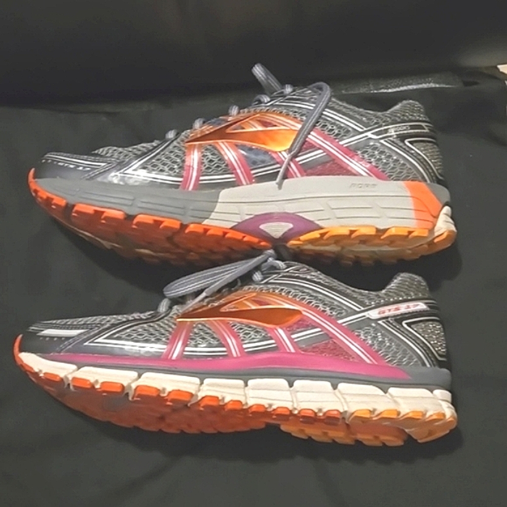 Brooks GTS seventeen gray and orange sneakers, Size 9W